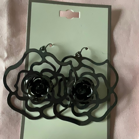 7 Pairs of Assorted Beautiful Earrings 🔥❤️🔥💕🔥💙🔥💚 - Picture 2 of 8